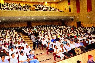 Competition among veterans to take part in the Congress nomination | कॉँग्रेसमधील उमेदवारी पदरात पाडून घेण्यासाठी दिग्गजांमध्ये स्पर्धा Competition among veterans to take part in the Congress nomination | कॉँग्रेसमधील उमेदवारी पदरात पाडून घेण्यासाठी दिग्गजांमध्ये स्पर्धा