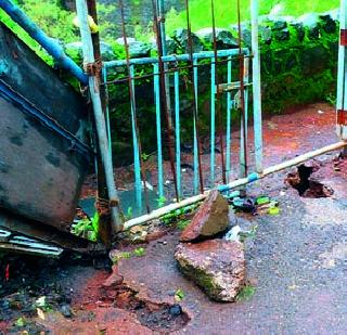 Landslide at Carla due to heavy rain | मुसळधार पावसामुळे कार्ला येथे भूस्खलन Landslide at Carla due to heavy rain | मुसळधार पावसामुळे कार्ला येथे भूस्खलन