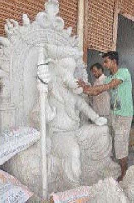Ganesh idols are being prepared in Jalna | जालन्यातही तयार होत आहेत उंच गणेश मूर्ती Ganesh idols are being prepared in Jalna | जालन्यातही तयार होत आहेत उंच गणेश मूर्ती