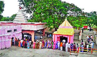 Due to crowd watching Nagapur | नागापूरला दर्शनासाठी गर्दी