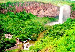 Third place in Dakshatra due to drought | सौताडा यात्रेवर दुष्काळाचे सावटश्रावणातील तिसऱ्या Third place in Dakshatra due to drought | सौताडा यात्रेवर दुष्काळाचे सावटश्रावणातील तिसऱ्या