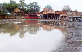 It is not a baby, but it is like 'Khaddapur' | बाळापूर नव्हे, हे तर ‘खड्डापूर’ It is not a baby, but it is like 'Khaddapur' | बाळापूर नव्हे, हे तर ‘खड्डापूर’