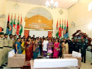 Keep records of the soldiers built by the witches | सखींनी बांधल्या सैनिकांना राख्या