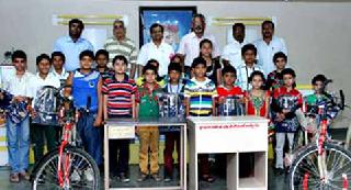 'Bonanell Smart' competition prize distribution | ‘कोण बनेल स्मार्ट’ स्पर्धेचे बक्षीस वितरण