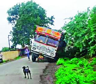 Walk-through road of Nogade-Bypass road | नागडे-बायपास रस्त्याची झाली चाळण Walk-through road of Nogade-Bypass road | नागडे-बायपास रस्त्याची झाली चाळण