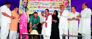 Pankaj Parakh, while cutting cake for birthday at Yeola Chagan Bhujbal, Jayprakash Chhajed, Narendra Darade, Kalyanrao Patil, Adv. Manikrao Shinde, Shebana Sheikh etc. (Trade representative) | येवला येथे वाढदिवसानिमित्त केक कापताना पंकज पारख. समवेत छगन भुजबळ, जयप्रकाश छाजेड, नरेंद्र दराडे, कल्याणराव पाटील, अ‍ॅड. माणिकराव शिंदे, शेबाना शेख आदि. (वाणिज्य प्रतिनिधी)