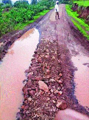 Road condition due to heavy vehicles | अवजड वाहनांमुळे रस्त्यांची दुरवस्था Road condition due to heavy vehicles | अवजड वाहनांमुळे रस्त्यांची दुरवस्था