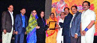 Sonal Lodha felicitates her for outstanding performance in the field of Sakhi platform | सखी मंच कार्यक्रमात शिक्षण क्षेत्रातील उल्लेखनीय कामगिरीबद्दल सोनल लोढा हिचा सत्कार