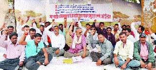 To take up the Mathadi Act | माथाडी कायद्याच्या अंमलबजावणीसाठी धरणे To take up the Mathadi Act | माथाडी कायद्याच्या अंमलबजावणीसाठी धरणे