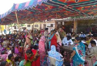 Solidarity against alcohol shops | दारू दुकानाविरोधात एकवटली नारीशक्ती Solidarity against alcohol shops | दारू दुकानाविरोधात एकवटली नारीशक्ती