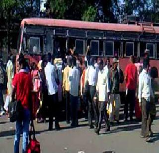 Recent tourist attractions | एसटी अभावी प्रवाशांचे हाल