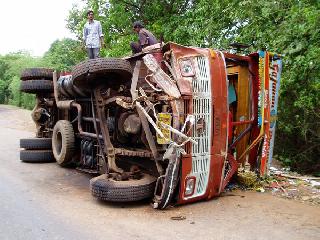 The truck collapsed at Shindawe Ghat | शिंदवणे घाटात ट्रक कोसळला