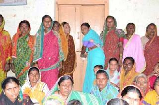 Women stole the Gram Panchayat! | महिलांनी ठोकले ग्रामपंचायतला कुलूप!