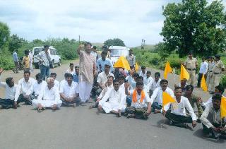 Reservation of Dhangar community for reservation | आरक्षणासाठी धनगर समाजाचा रास्तारोको Reservation of Dhangar community for reservation | आरक्षणासाठी धनगर समाजाचा रास्तारोको