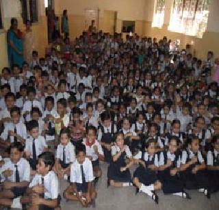 The students of the ground floor | विद्यार्थ्यांचा जीव टांगणीला