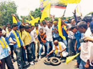 Stop the way of Dhangar community for reservation | आरक्षणासाठी धनगर समाजाचा रास्ता रोको Stop the way of Dhangar community for reservation | आरक्षणासाठी धनगर समाजाचा रास्ता रोको