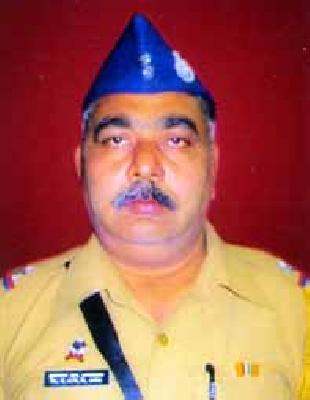 President Medal of Police Staff Mushtaq Inamdar | पोलिस कर्मचारी मुश्ताक इनामदार यांना राष्ट्रपती पदक