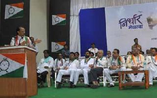 Center to inspect soybean crop insurance! | सोयाबीनचा पीक विम्यात समावेश करण्यासाठी केंद्राकडे आग्रह धरणार!