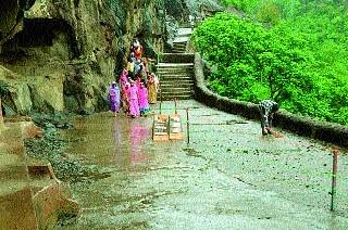 Two crashes broke down in two months | दोन महिन्यांत दोन दरडी कोसळल्या