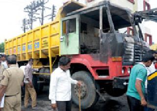 The ferryman hit the young man with the truck | भरधाव ट्रकने तरुणाला चिरडले