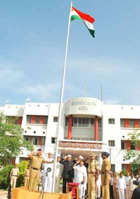 Cooperate for district development | जिल्हा विकासासाठी सहकार्य करा