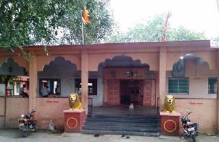 An ancient Shiva temple situated on the banks of the panganga | पैनगंगेच्या तिरावर वसलेले पुरातन शिव मंदिर