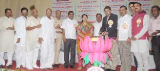 Do business by studying the laws: Ram Bhogle | कायद्यांचा अभ्यास करुन व्यापार करा : राम भोगले