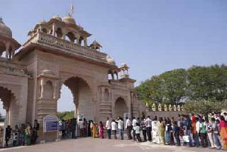 A crowd of tourists in Shegah | शेगावला पर्यटकांची गर्दी