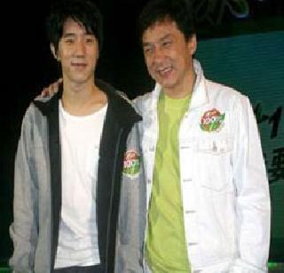 Due to the drug detection, Jackie Chan's son is under the custody of the police | मादक पदार्थ सापडल्याने जॅकी चॅनचा मुलगा पोलिसांच्या ताब्यात