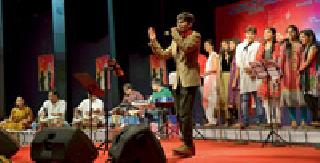 The magic of chorus is running | कोरसची जादू चालली