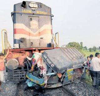 Railway crashes autorickshaw, 20 dead | रेल्वेने ऑटोरिक्षाला चिरडले, 20 ठार