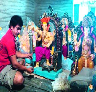 The last hand on Bappa's idol | बाप्पाच्या मूर्तीवर अखेरचा हात