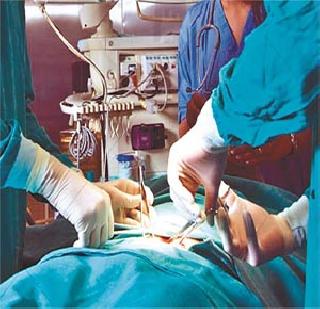 The fetus is removed from the womb's stomach! | महिलेच्या पोटातून काढला गर्भाचा सांगाडा!