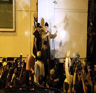 Go to the PM's residence | पंतप्रधानांच्या निवासस्थानी घुसू