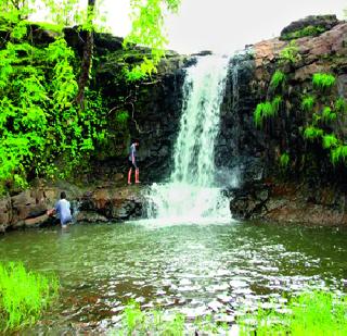 Mahuli Falls to water the waterfall | पाण्यात भिजायला चला माहुली धबधब्याला Mahuli Falls to water the waterfall | पाण्यात भिजायला चला माहुली धबधब्याला