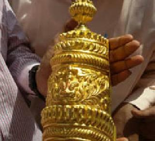 Offering a gold coin worth `one kilo 'gold at the foot of the bead | तुळजाभवानीच्या चरणी 'सव्वा किलो' सोन्याचा मुकूट अर्पण