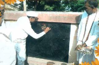 There square and school there in the square | चौक तेथे शाळा व भिंत तेथे फळा