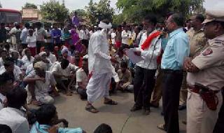 Stop the road at Vighol | वाईगौळ येथे रस्ता रोको
