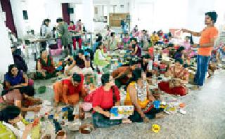 Ganesh idol created in the workshop | कार्यशाळेत साकारल्या गणेश मूर्ती