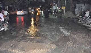 Reliance vehicles break! | रिलायन्सच्या वाहनांची तोडफोड!