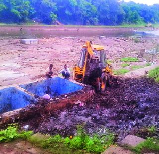 Start of the repairs of the river Vesjerna ghats | नदी पात्रतील विसजर्न घाटांच्या दुरुस्तीला सुरुवात