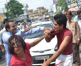 For the sake of father's rescue, | वडिलांच्या बचावासाठी आधुनिक झाशीच्या राणीने घेतला गुंडाशी पंगा