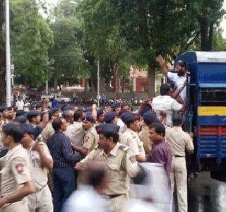 Prior to Modi's meeting, the lathihala on Congress workers in Nagpur | मोदींच्या सभेआधी नागपूरात काँग्रेस कार्यकर्त्यांवर लाठीहल्ला