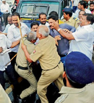 Latha on Congress workers | कॉँग्रेस कार्यकर्त्यांवर लाठीहल्ला