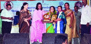 Dahajtai Tambe honored by Ahilyadevi Award | अहिल्यादेवी पुरस्काराने दुर्गाताई तांबे सन्मानित