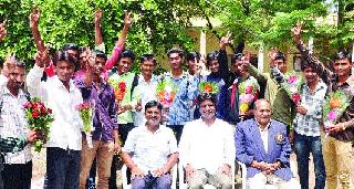 Felicitated gold medalists | सुवर्णपदक विजेत्या खेळाडूंचा सत्कार