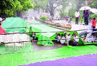 Wash the rain on the demand for drought! | दुष्काळाच्या मागणीसाठी निघालेल्या मोर्चावर धोऽऽ धो पाऊस!