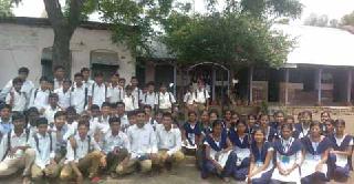 The protest movement in the District | जि.प.शाळेत ठिय्या आंदोलन