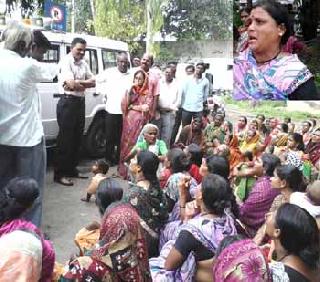 Females of Buldana hit the city police station | महिलांची बुलडाणा शहर पोलिस स्टेशनवर धडक