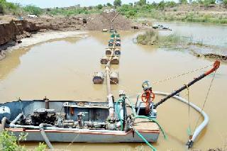 Excessive sand strain | बेसुमार वाळू उपसा सुरूच Excessive sand strain | बेसुमार वाळू उपसा सुरूच